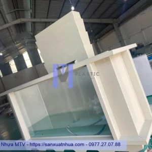 Cận cảnh bể nhựa nuôi cá có mặt kính trong suốt và hệ thống lọc nước nhiều tầng bên trên