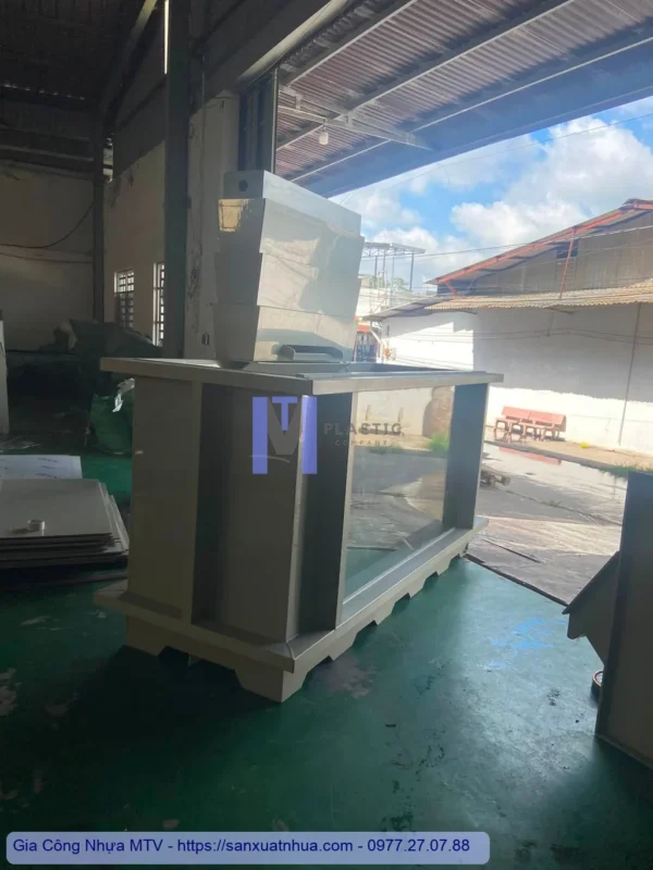 Bể nhựa nuôi cá kích thước lớn có mặt kính và bộ lọc thác nước được gia công hoàn thiện tại xưởng